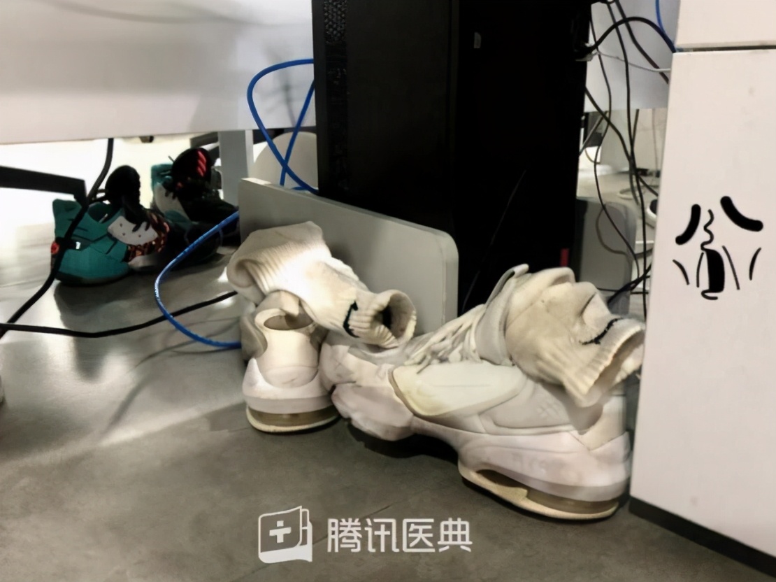 帅气小伙脚臭,25岁男人脚臭