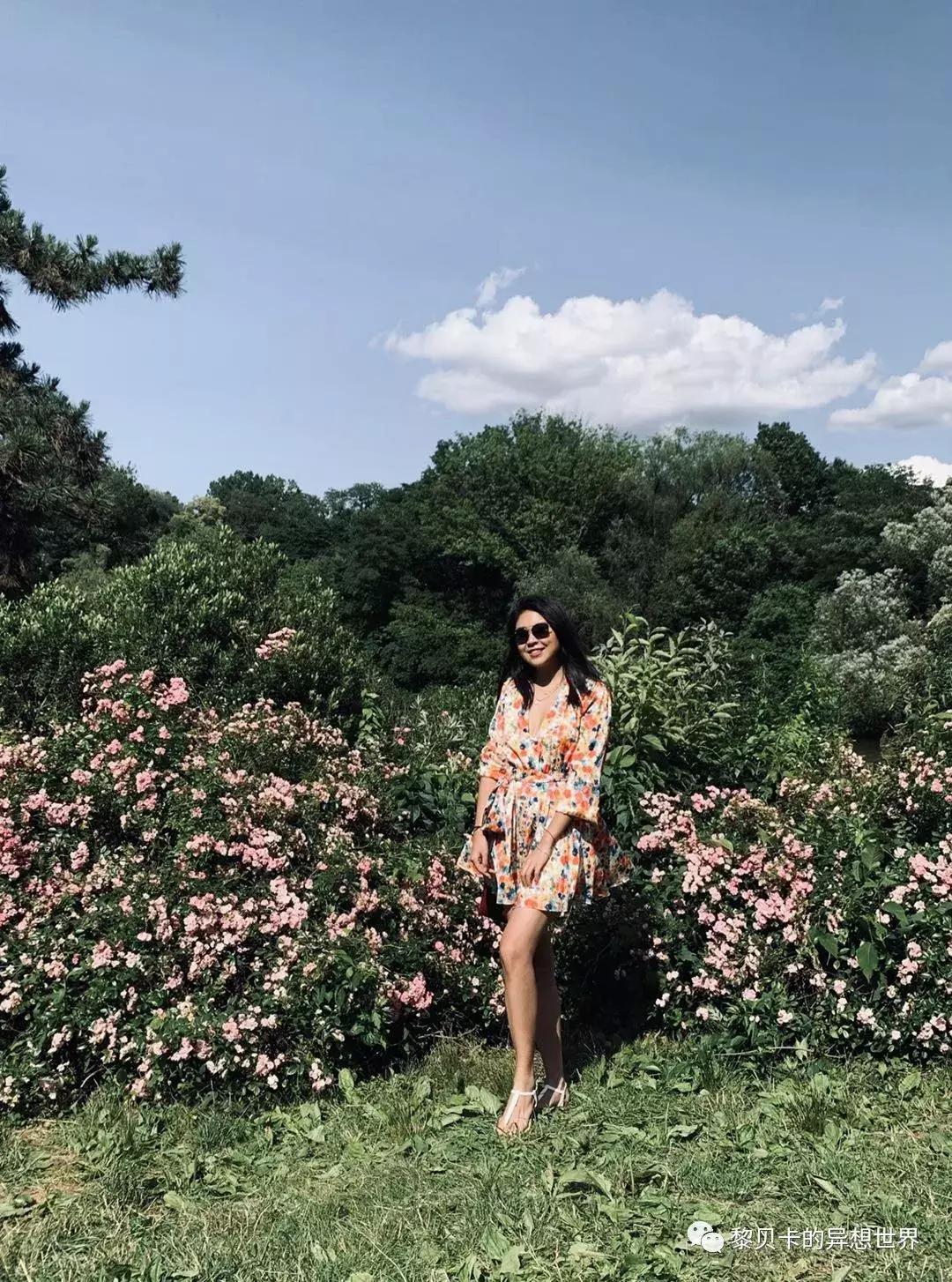 她们穿的连衣裙,她们穿的花裙子