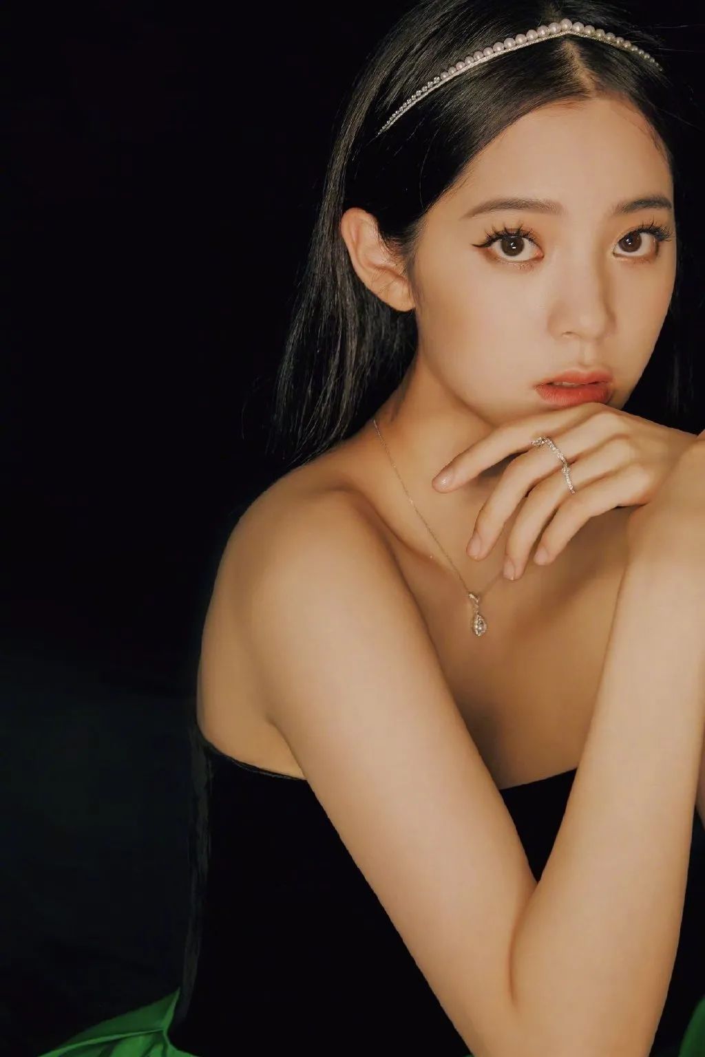 欧阳娜娜、宋妍霏都在戴的宽发带，简直是秃头女孩的救星