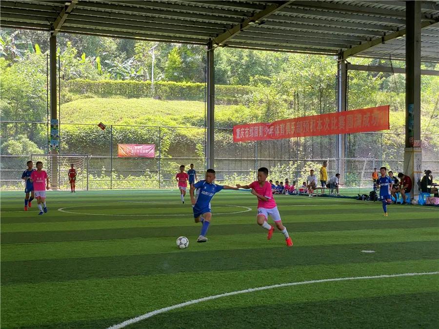 恭喜实验小学足球队喜获冠军,热烈庆祝我校足球比赛获得冠军