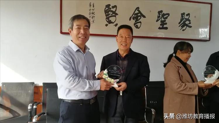 引万道清泉浇灌祖国花朵,引万道清泉