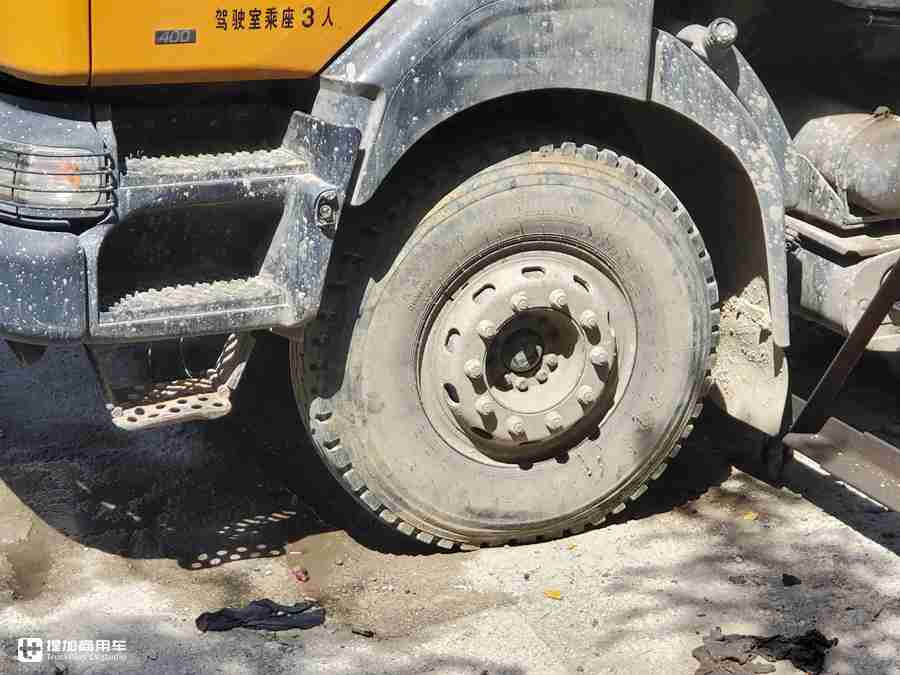 雷诺Kerax泵车实拍,专为恶劣工况而生，如今见到这样的老车太难得