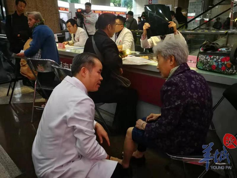 老人走路腿筋疼怎么回事,老人走路腿软无力伴随腿浮肿