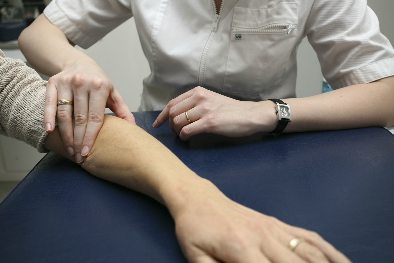 右手网球肘疼痛无力是什么原因,网球肘疼痛做针灸好还是打封闭好