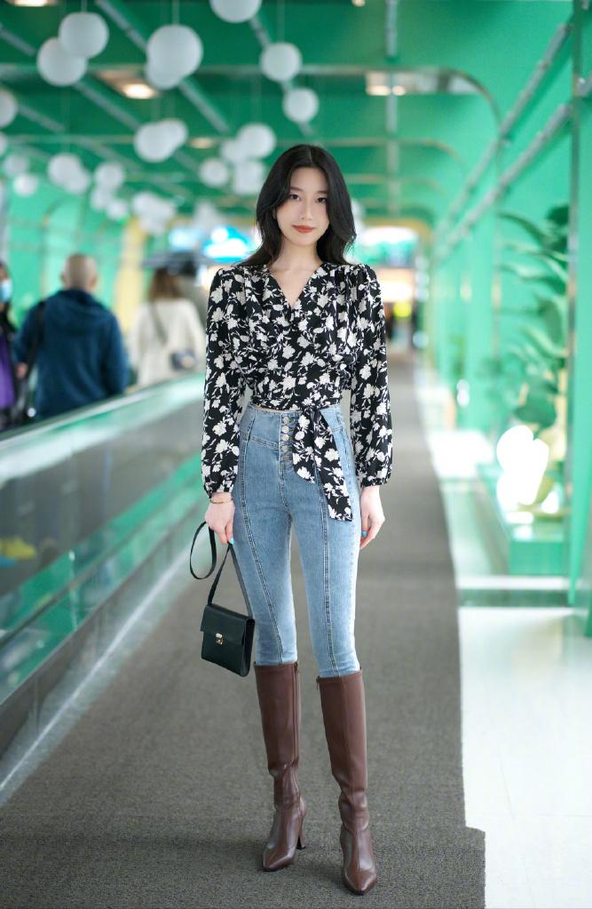 2022最流行的牛仔裤搭配什么鞋,牛仔裤搭配这5种鞋子好看又时髦