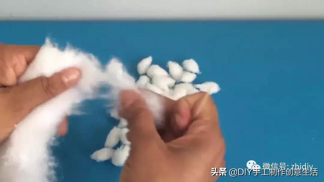 用白纸做个可爱的咩咩羊,用纸折一个可爱的小山羊