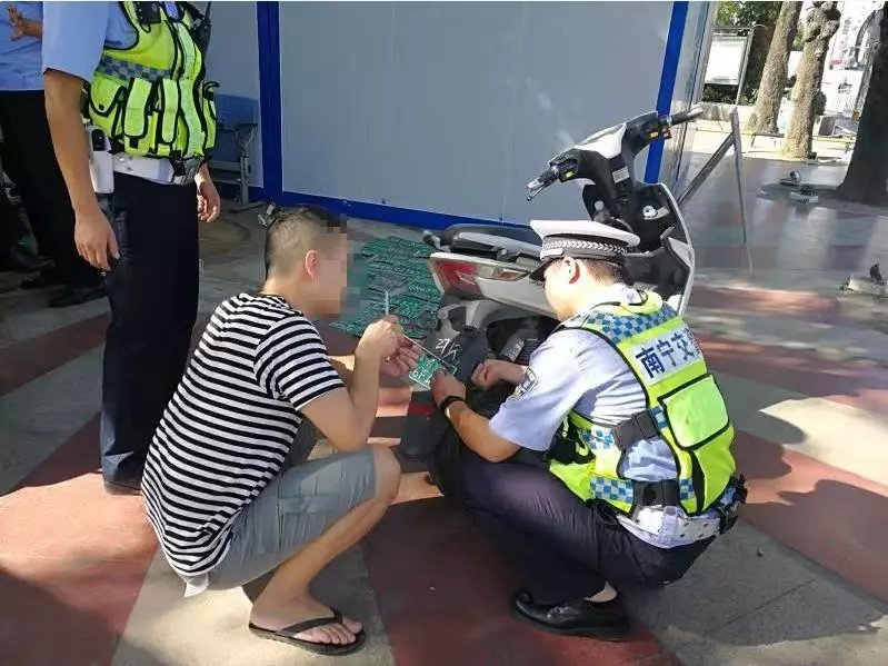 使用伪造电动车牌照会受到怎样的处罚？交警识别很轻松不要钻空子