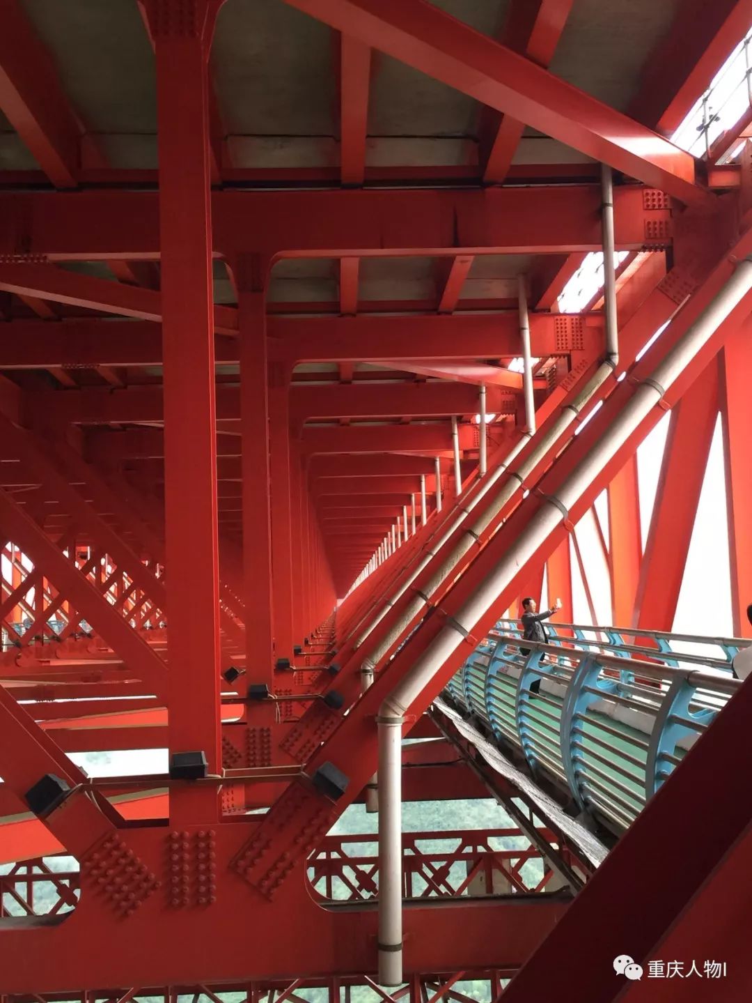 重庆骑摩托车上班,重庆大叔骑摩托