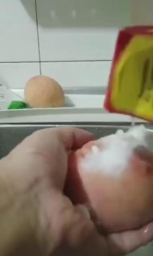 为什么用食用碱洗桃子变绿了,用碱面洗桃子变黑了还能吃吗