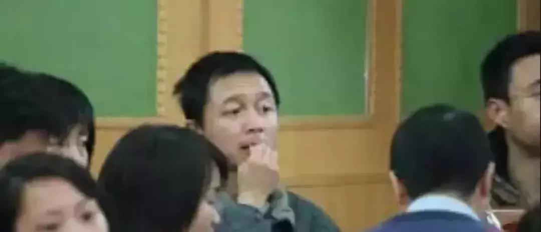 老外开始学中国人嗑瓜子了,老外开始学中国话