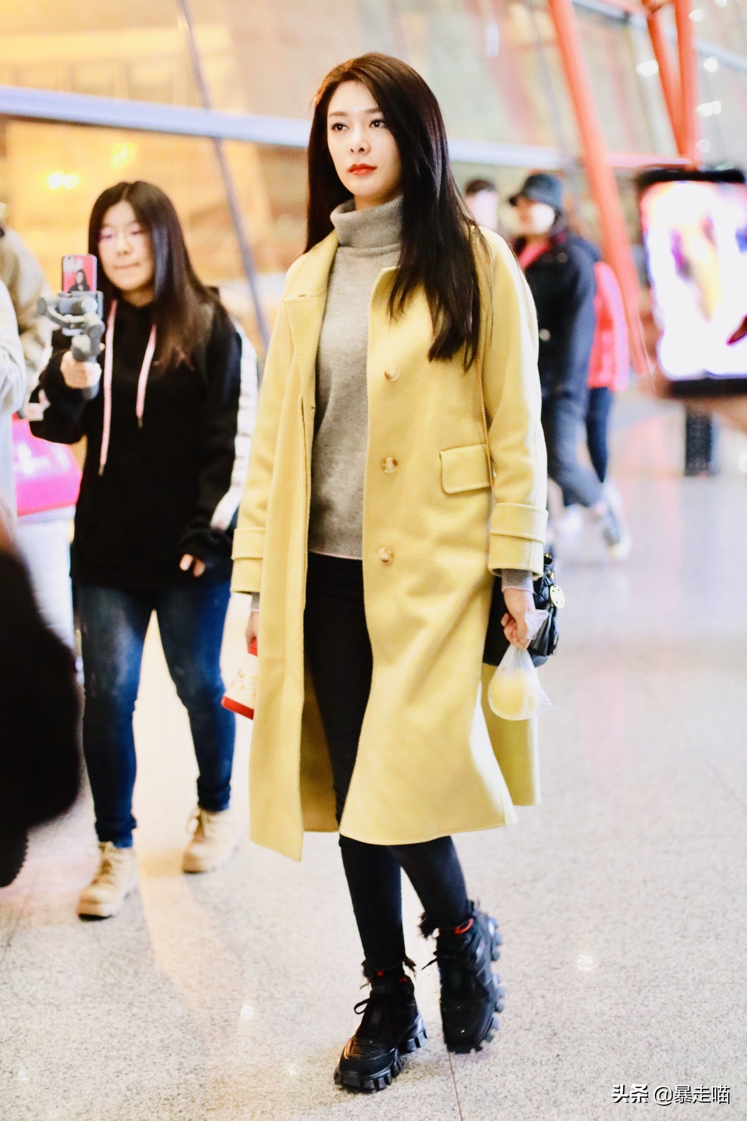 火箭少女机场偶遇,火箭少女机场眼神