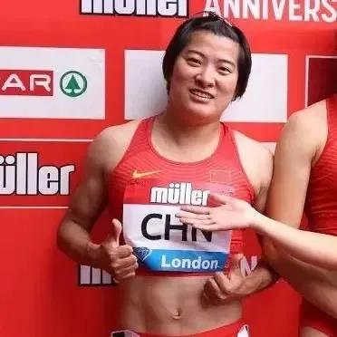 运动会的健儿们加油,赛程结束给队友们加油鼓气