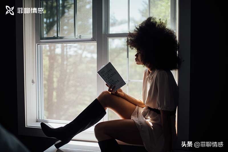 两个人在一起很尴尬没话题怎么办,两个人一起沟通不了怎么办