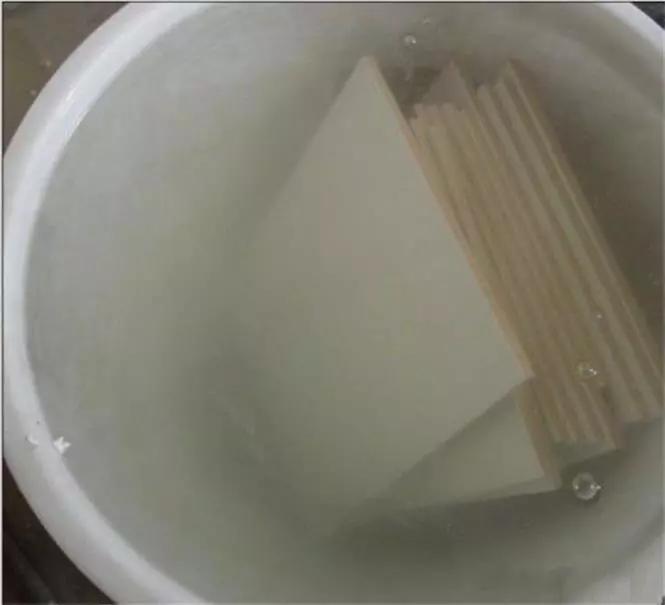 瓷砖泡水了用不用撬开重铺,瓷砖泡水后没有光泽