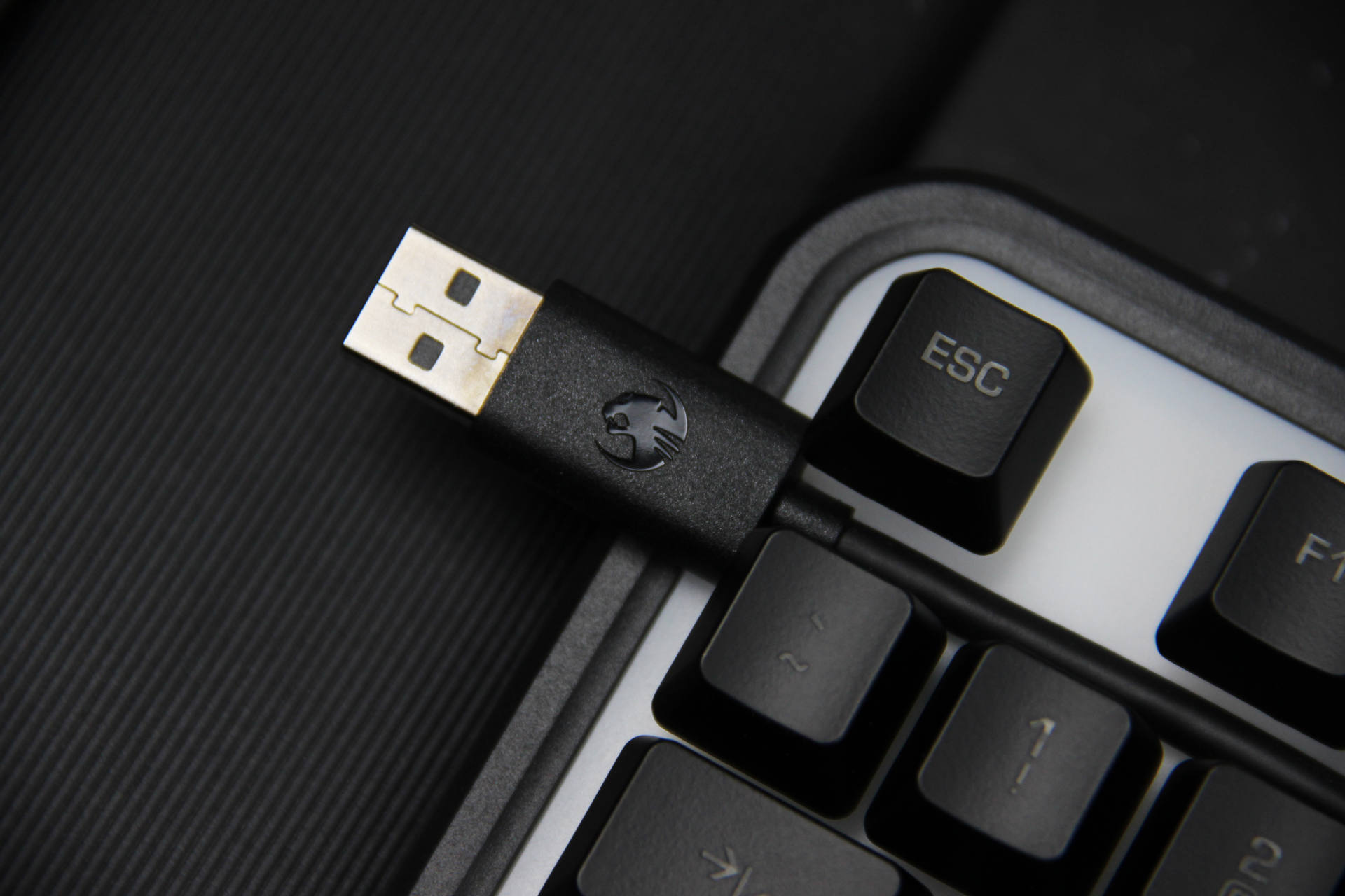 rgb键盘会出现个别不亮吗,rgb键盘有一个灯不一样怎么办