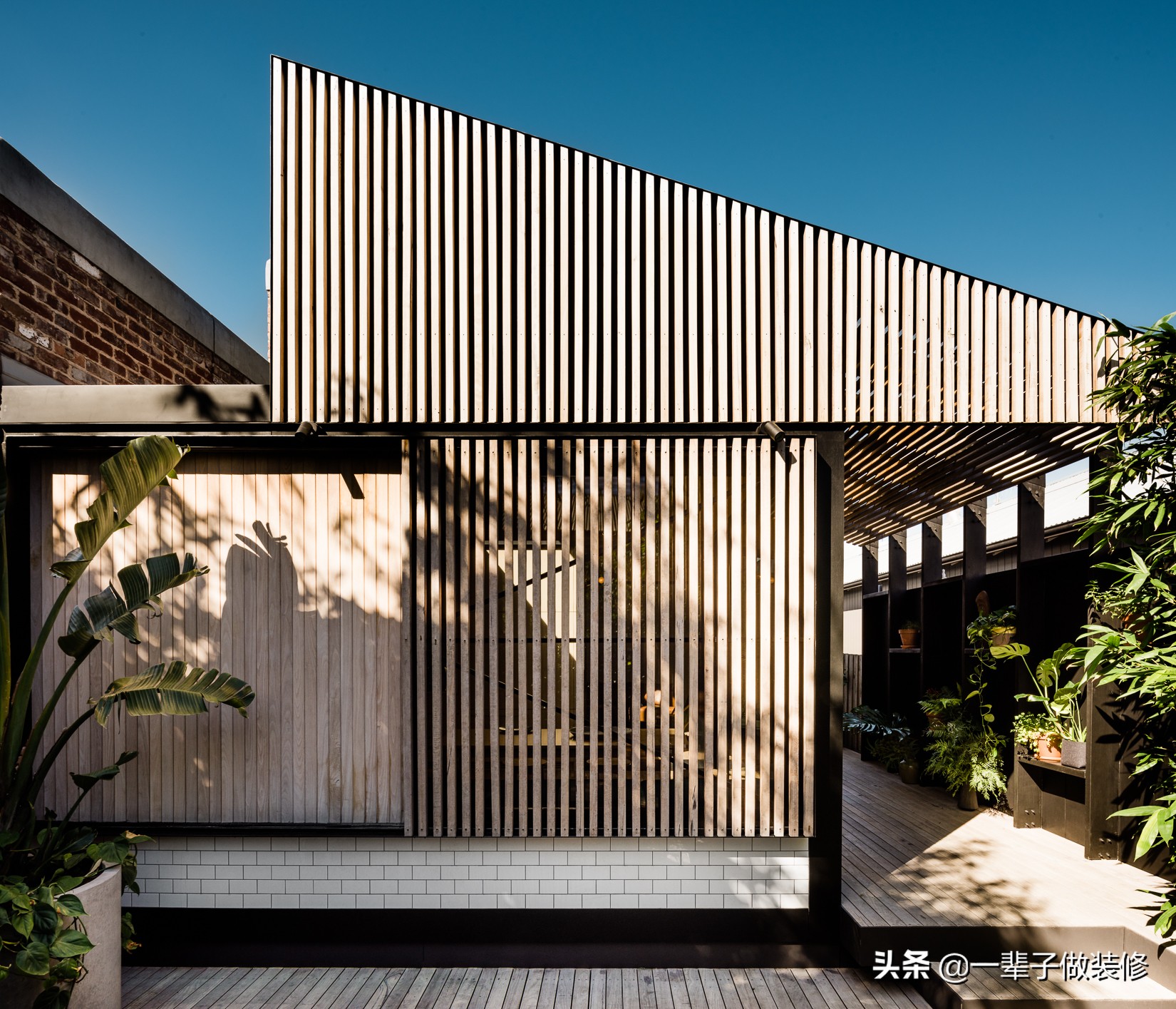 酒店三五好友小聚,三五好友酒店小聚畅谈人生