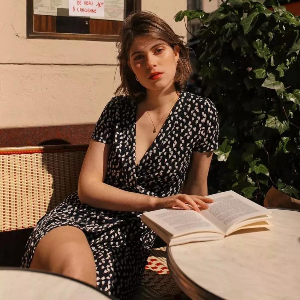 碎花裙这样穿又仙又美又洋气,春天必备的粉色系碎花裙来了