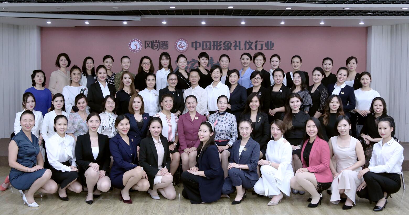 作为局外人，分析一下礼仪培训师职业好不好做-风尚圈