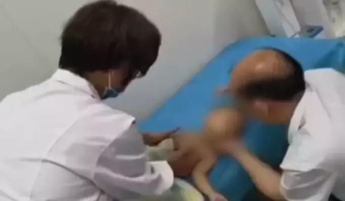 10月大女婴被开水烫伤,婴儿不小心被开水烫伤事故监控