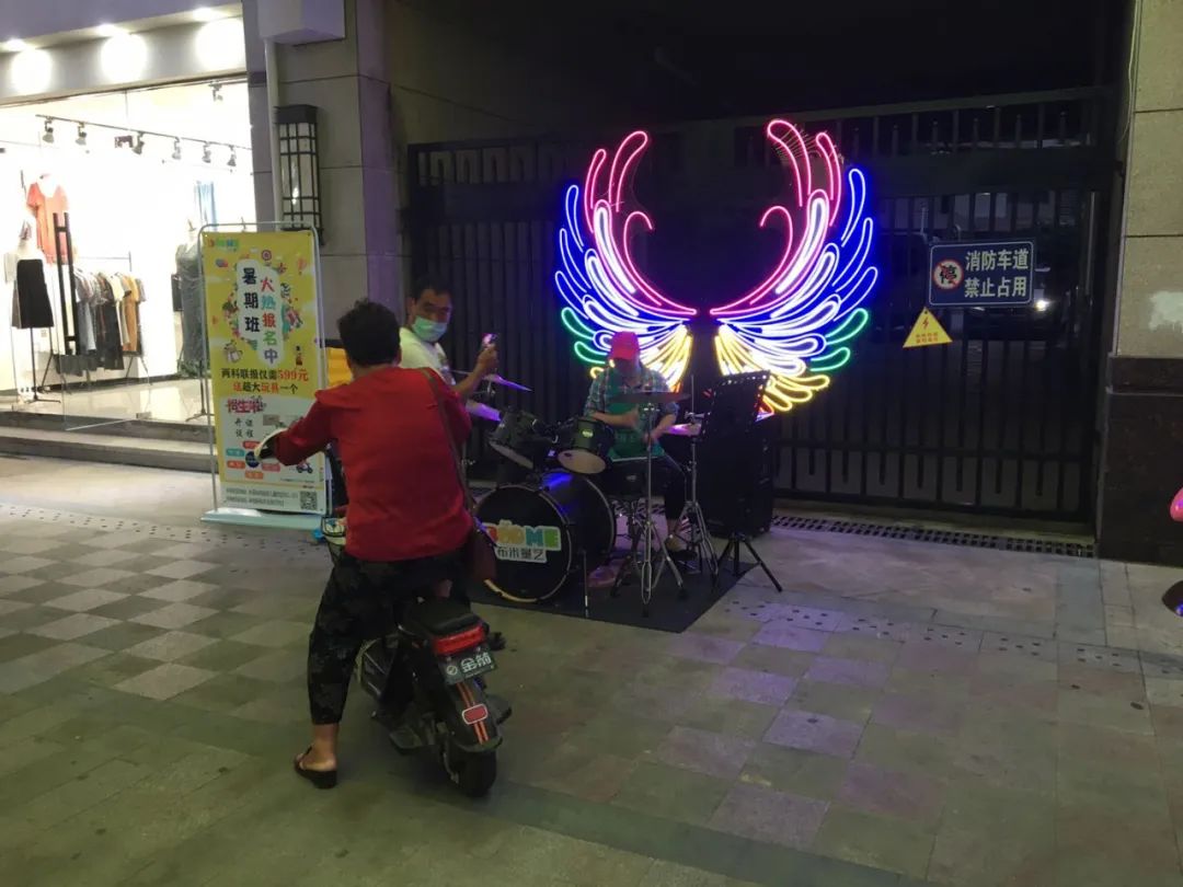 图说地摊经济人生百态,丰县地摊费