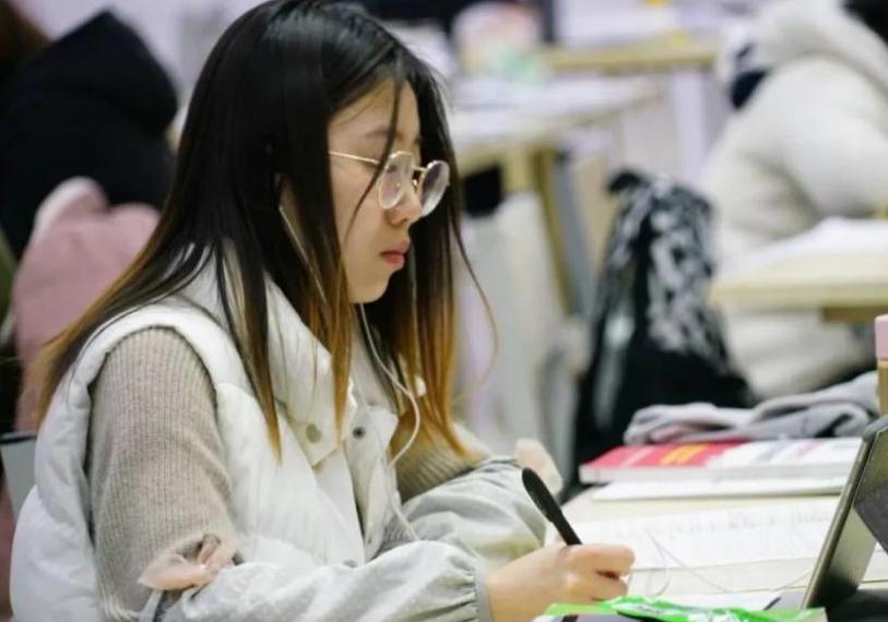 读研后才明白，“保研生”和“考研生”差距明显，难怪导师偏心