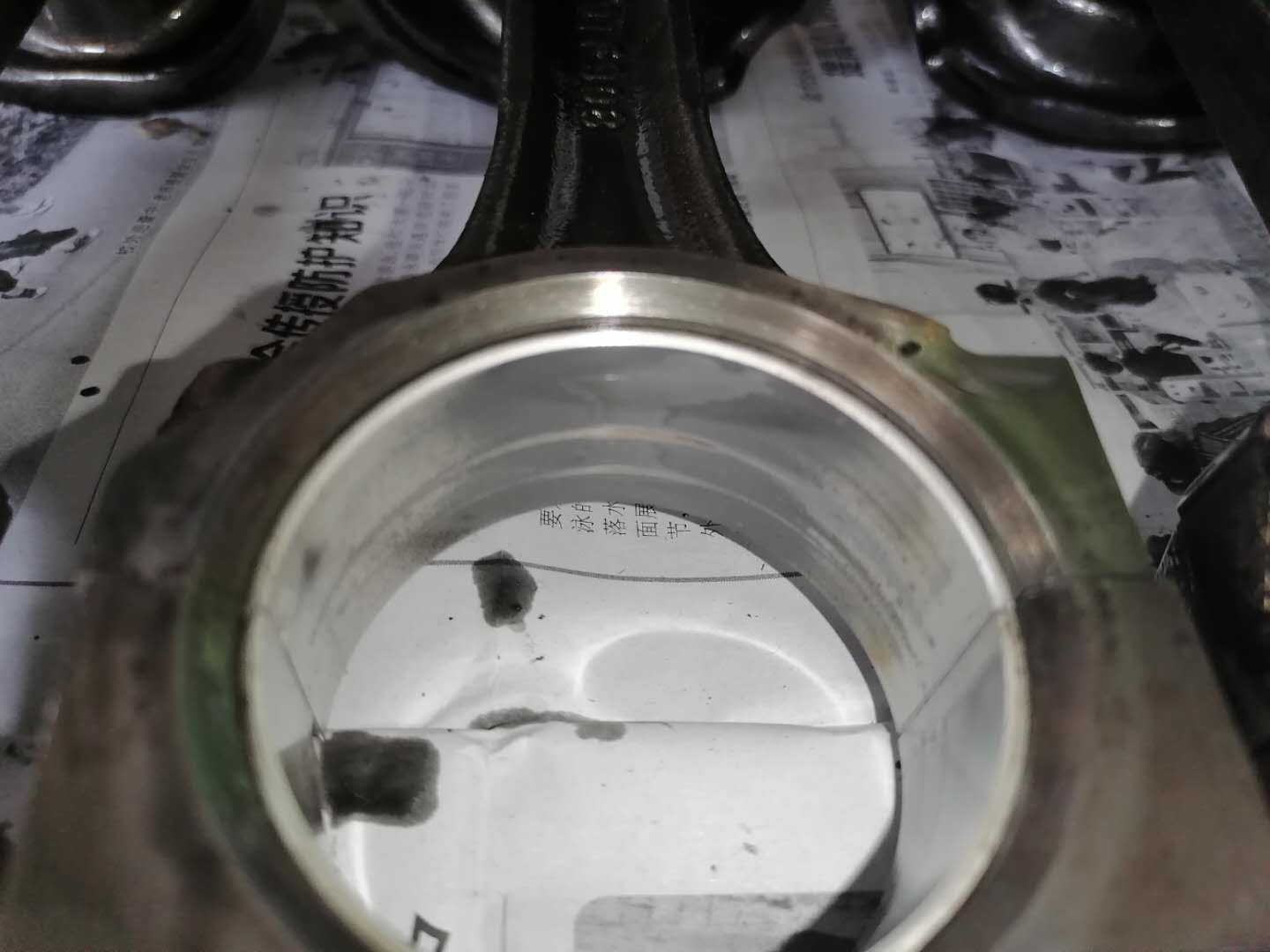 才跑4万公里货车烧机油怎么回事,发动机烧机油活塞发黑