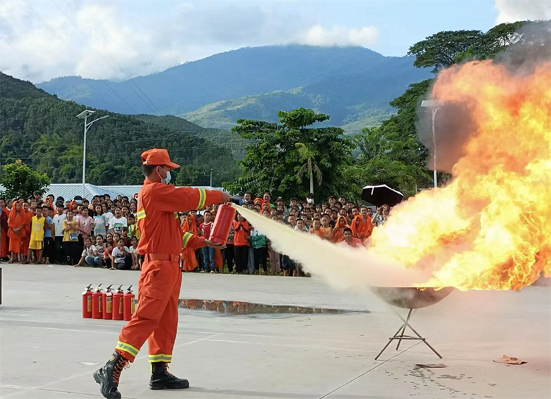 特区警察局消防大队到勐拉城区各所学校开展消防安全知识教育
