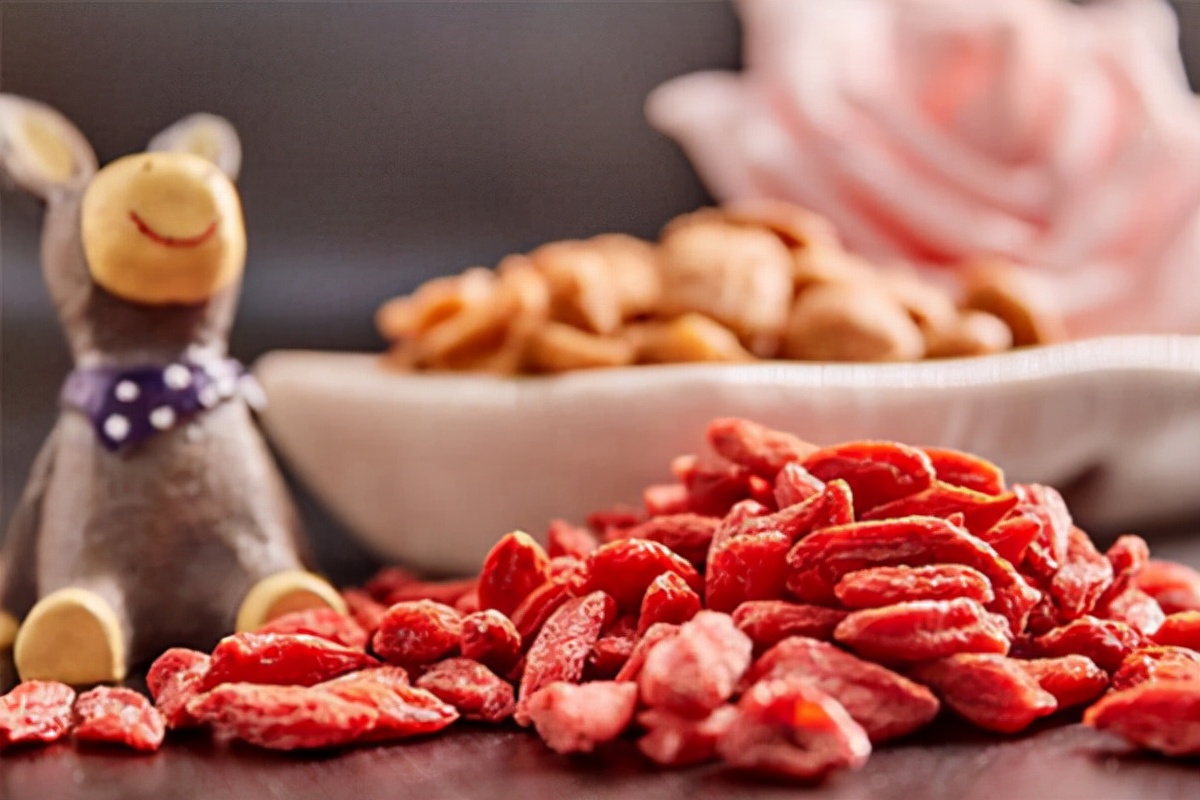 枸杞泡酒喝三两有害吗,二两枸杞泡酒喝的功效