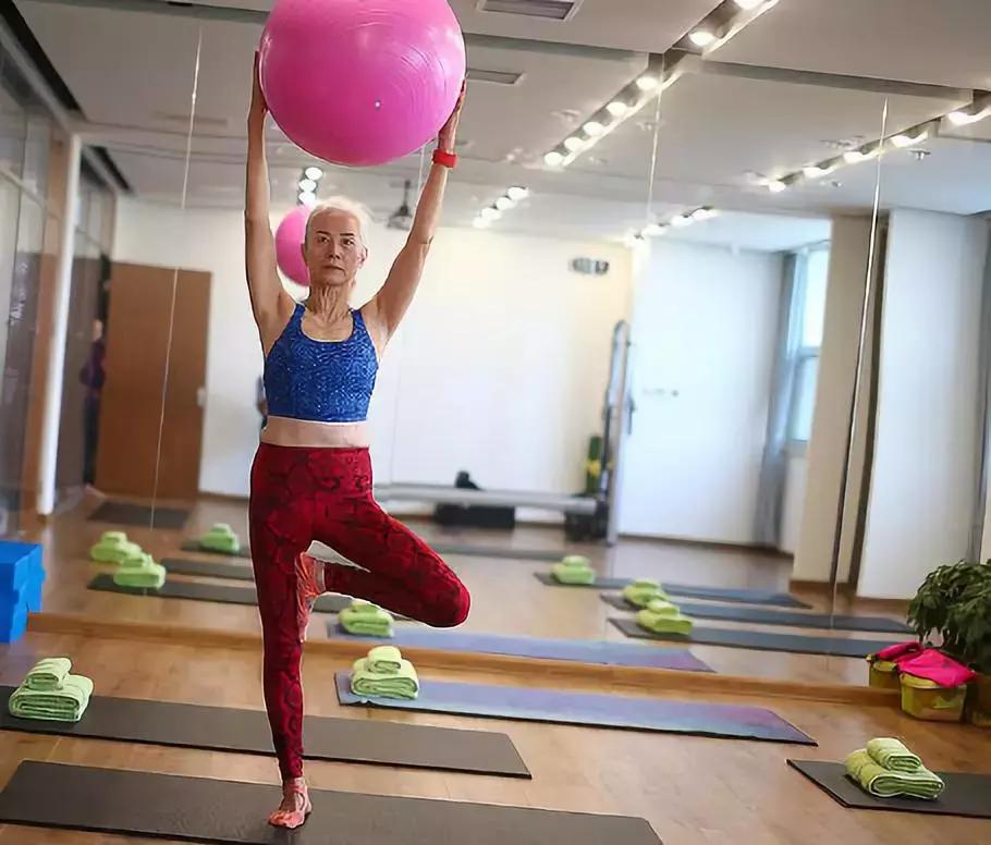 73岁奶奶因病零基础开始健身,73岁白发奶奶坚持健身13年