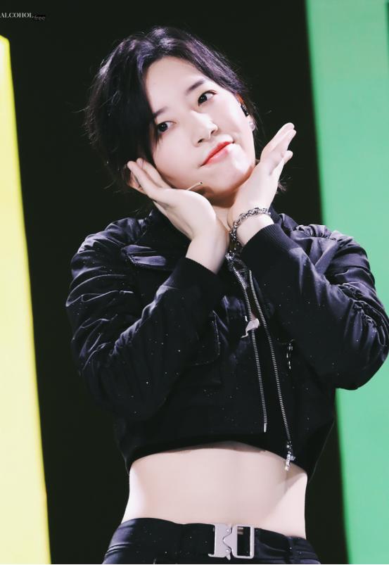 李斯丹妮的机车造型是真的辣,露腰又露腿,身材好果然敢穿