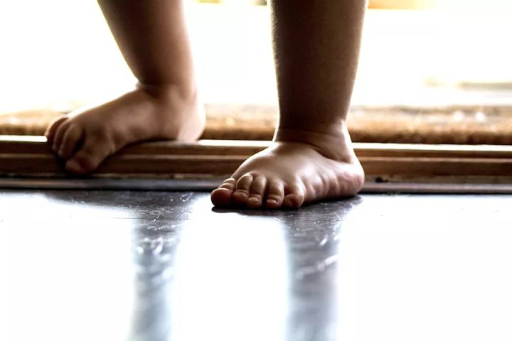 寒从脚下起孩子应不应该光脚,寒从脚生