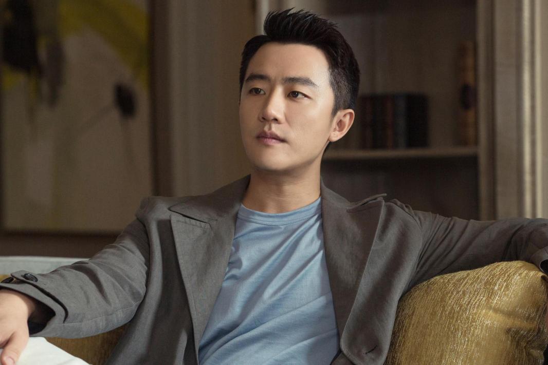 “不靠傍大姐”，36岁的黄轩，打了多少男明星的脸？