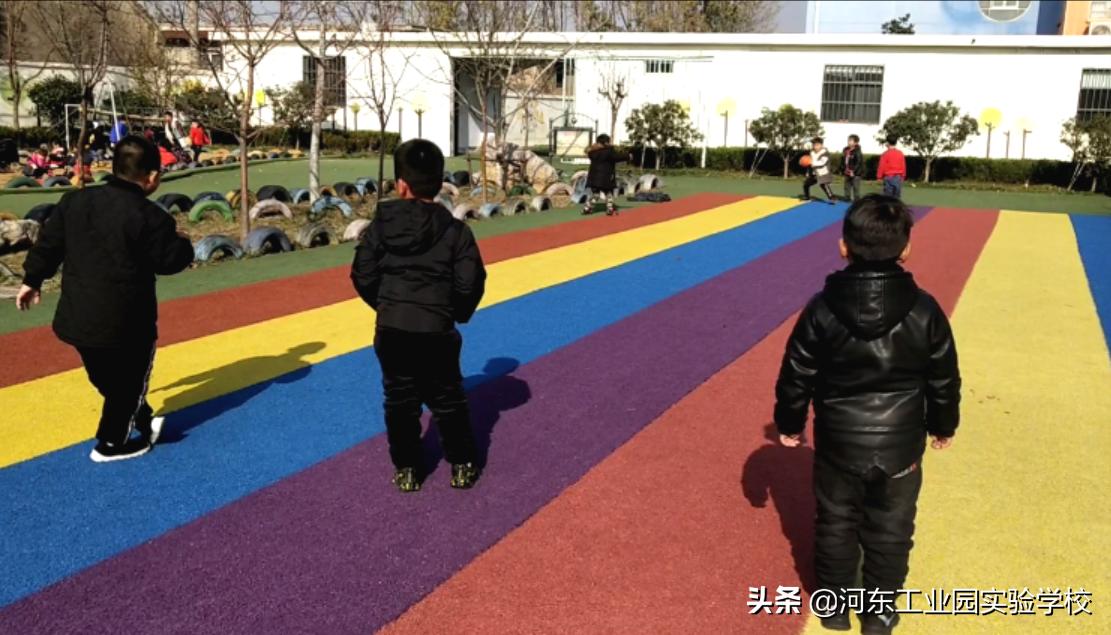 幼儿园阳光体育踢足球比赛,幼儿园踢足球活动
