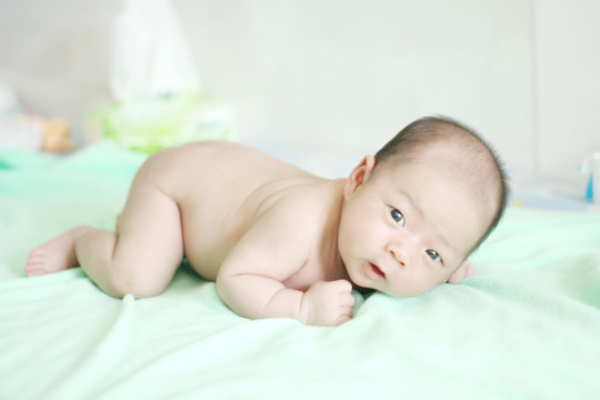 婴儿睡婴儿床的利弊,三个月独自睡婴儿床的利弊