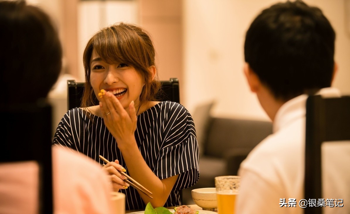 别人敬酒唯独不敬你高情商怎么说,别人敬酒一圈不敬你该怎么办