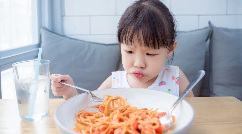 孩子不吃饭爱吃零食怎么办,孩子不爱吃饭吃零食这一招真管用