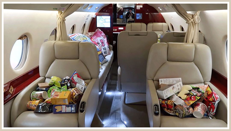 旺仔是要给太空运牛奶吗？这谜一般的红色飞机……飞机里都装了啥