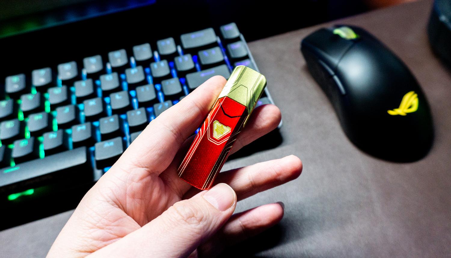 游戏宅的电脑桌面,游戏头戴式耳机rog棱镜s