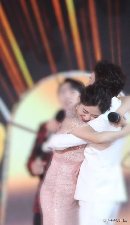 何炅穿越人海拥抱谢娜,何炅和谢娜穿越人海拥抱
