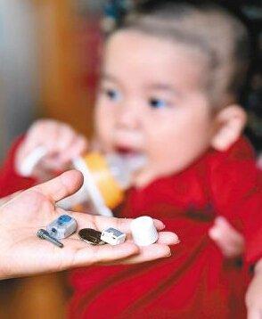 孩子不小心吞了1颗弹珠怎么办,小孩不小心吞弹珠视频