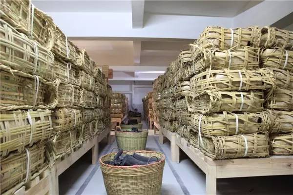 普洱茶熟茶压制方法是什么,普洱生茶紧压茶的正确打开方式