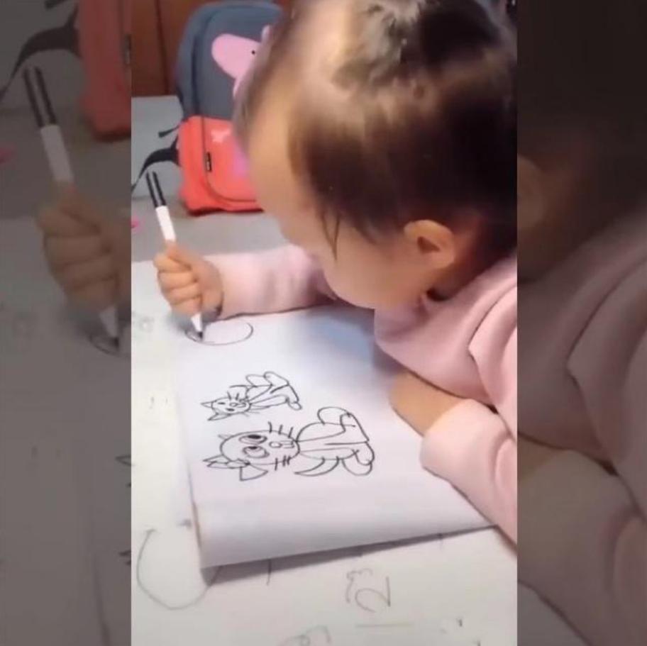 我只有两岁,是个刚拿笔乱画的娃,网友:起手的圆够我学3年