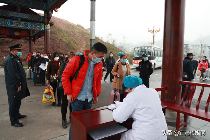 334名返岗人员在宜宾兴文站乘专列赴粤返岗