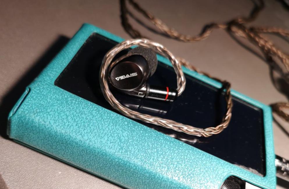 抄袭旗舰外观，却有超越旗舰的音质，价格让人真想不到