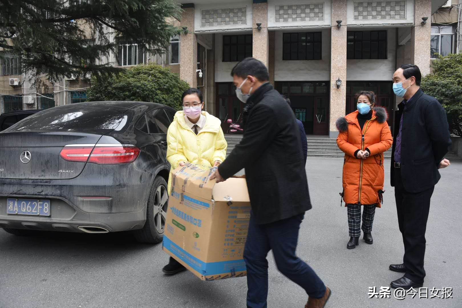 防疫人员没有防护服,没有防护服也要冲进防疫前线