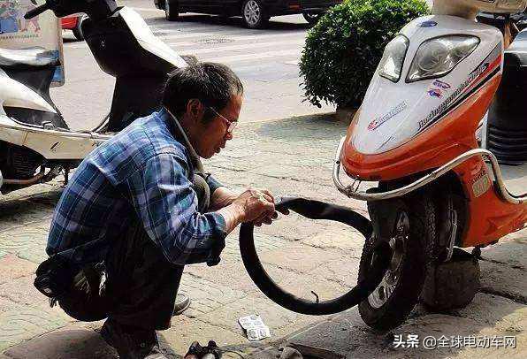 电动车换后胎这个方法最简单,电动车换胎换不上去怎么办