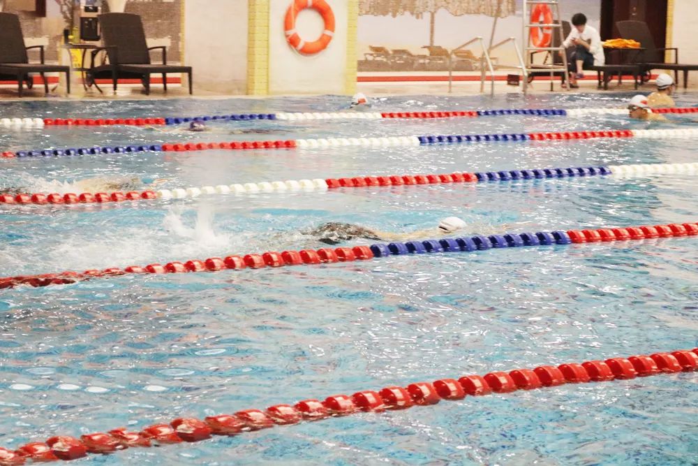 为什么游泳游得腰疼,游泳腰疼可以继续游吗