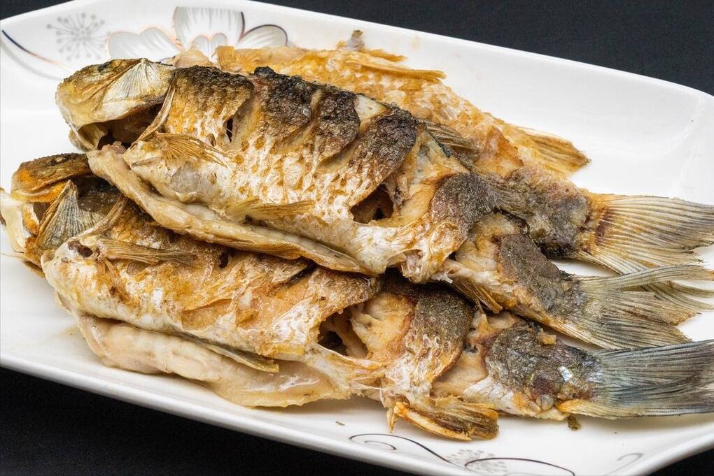 怎样挂糊煎鱼不破皮,煎鱼怎么不破皮不糊锅的小窍门