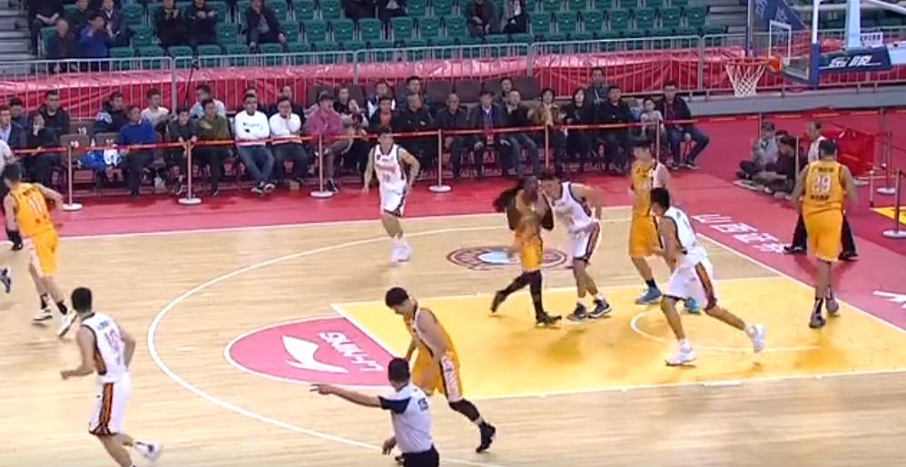 cba山东高速肘击福特森,福特森被别人追着打cba