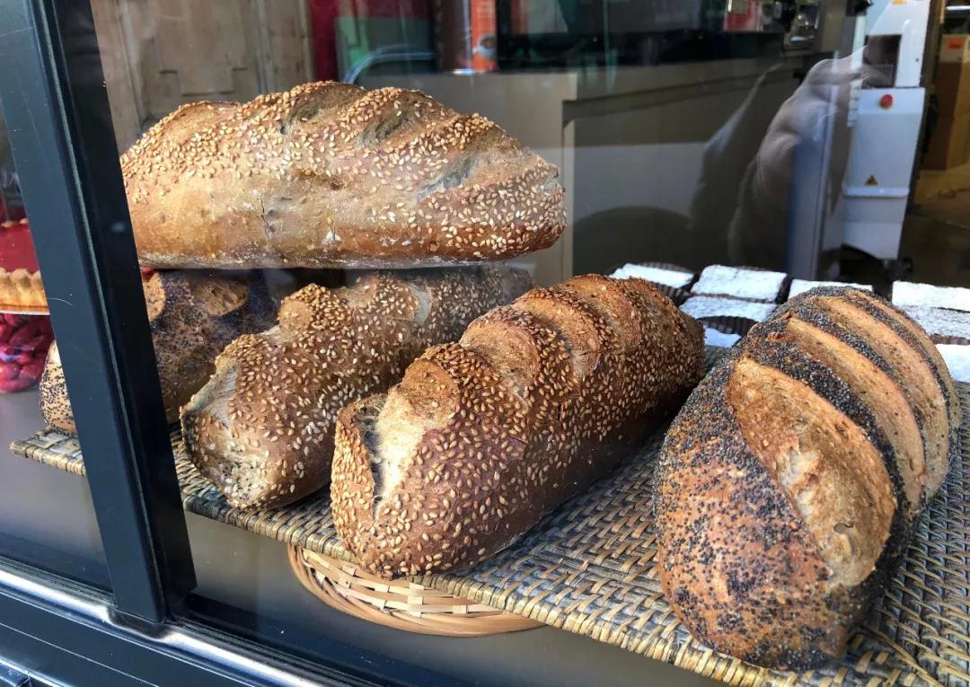 开一家蛋糕面包店赚钱吗,开早餐面包店赚钱吗